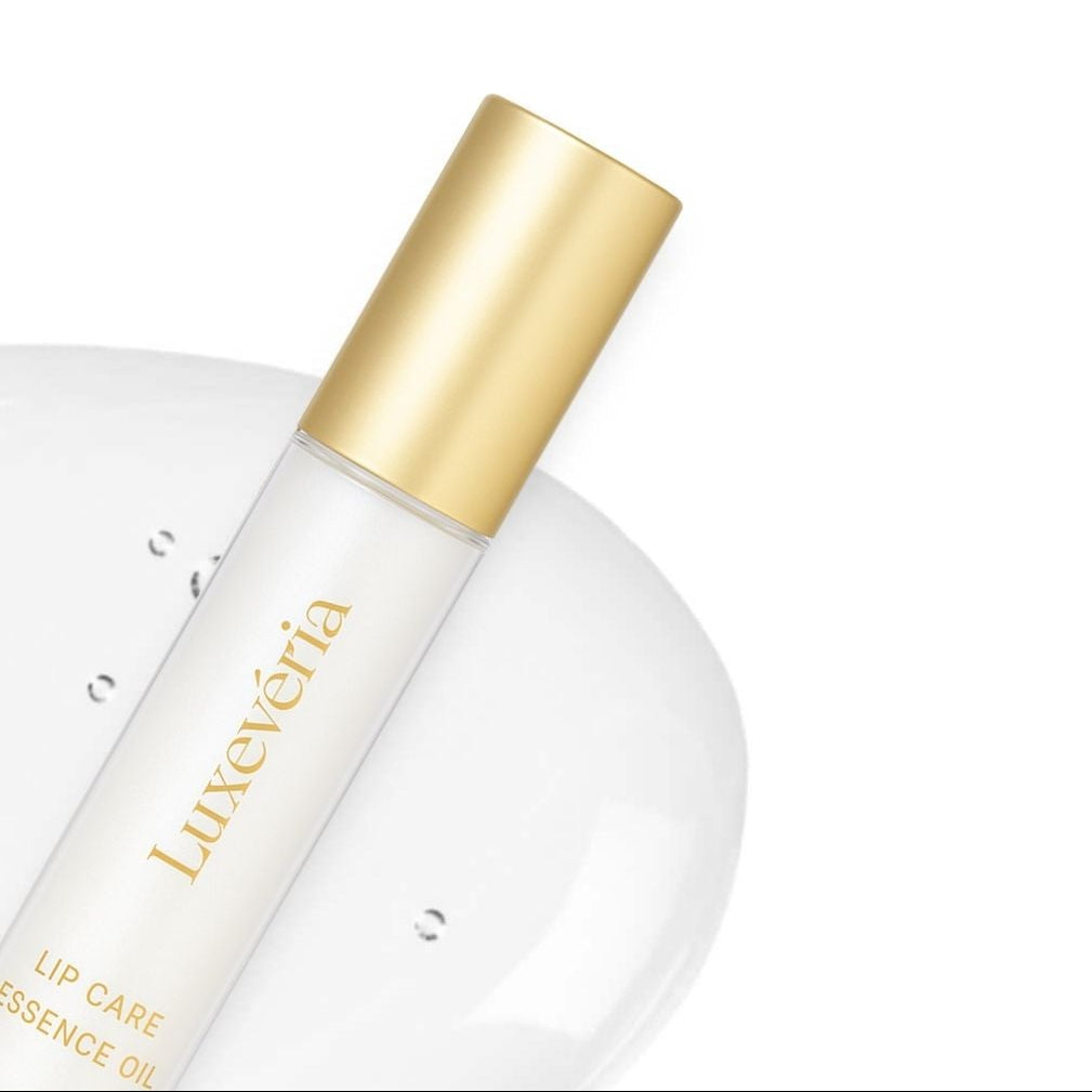 This hydrating, high-shine lip gloss provides long-lasting moisture and is resistant to fading