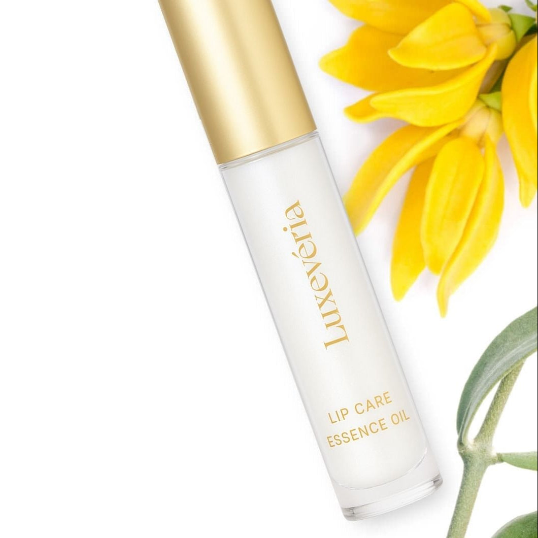 This hydrating, high-shine lip gloss provides long-lasting moisture and is resistant to fading