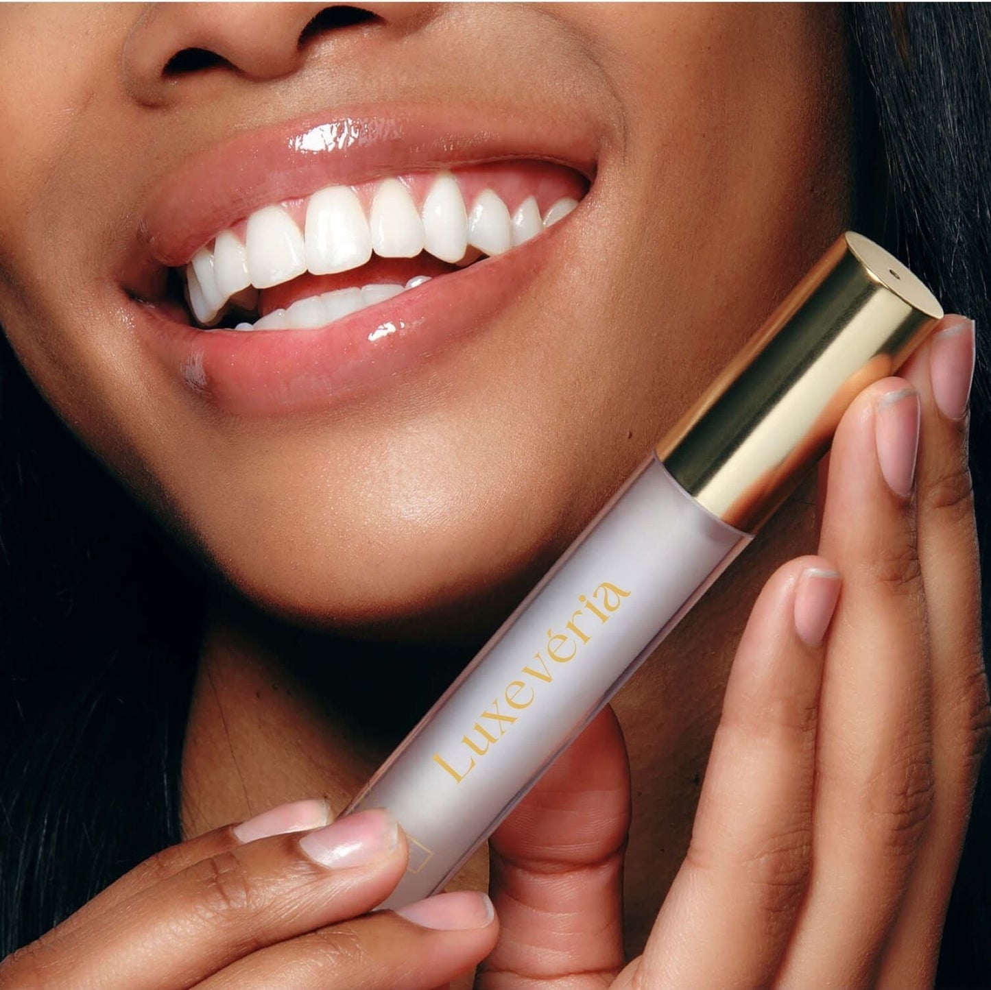 This hydrating, high-shine lip gloss provides long-lasting moisture and is resistant to fading
